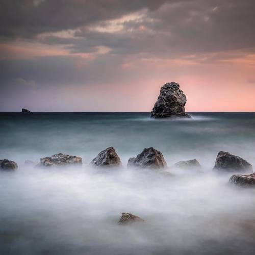Cette sublime photo prise par @dougiepaine_photo illustre tout le potentiel de la pose longue combinée à nos filtres Kase.

Grâce à la combinaison d’un ND64 et d’un CPL, le mouvement s’estompe pour laisser apparaître une surface lisse, presque vaporeuse. Le ciel, quant à lui, conserve ses dégradés subtils, du gris orageux aux reflets chauds du soleil couchant.

💡La pose longue ne fige pas, elle révèle. Elle simplifie une scène pour en extraire l’essentiel, lumière, couleurs, contraste en parfait équilibre.

📸 @dougiepaine_photo 
🪟 Kase ND64 + CPL

@kaseglobal #teamkase #kasefiltersfrance #kaseglobal #kasefiltersglobal #longexposhots #longexposurephotography #longexposureshots #kasend #kasecplfilter #cplfilter #ndfilter