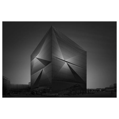 Une architecture brute, taillée dans la lumière.
Ici,chaque facette capte, réfléchit et amplifie les contrastes naturels de la scène. 

Dans ces conditions, la gestion de la lumière est essentielle. Le système magnétique stase permet de contrôler précisément l’exposition :

💠 Atténuation des hautes lumières sur les surfaces métalliques.
💠 Equilibrage de la dynamique globale.
💠 Allongement du temps de pose pour épurer l’environnement.

Résultat : une image plus graphique, plus homogène, où chaque ligne trouve sa place. Le système Kase offre rapidité, précision et efficacité sur le terrain, même dans des conditions lumineuses complexes.

📍Paris -La Défense 
📸 Sony A7RV 
🎛️ f/9 • 20mm • 221s • ISO 100
🪟Kase KW Révolution ND1000 + ND64

Photo : @leo.fontanel 

#teamkase #nd1000 #nd64 #kasefiltersglobal #kasefiltersfrance