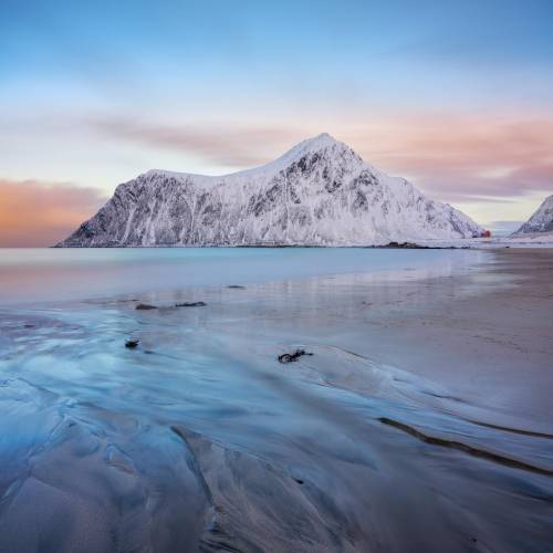 Slide 1 : ND1000 + ND64, temps de pose 7 minutes
Slide 2 : Sans filtre, temps de pose 0.4s

Même scène, même cadrage, même lumière.
La seule différence : l’utilisation de filtres ND.

Sans filtre, la vitesse d’obturation reste relativement rapide. L’eau conserve donc une texture agitée et détaillée.
Avec un ND1000 + ND64, la quantité de lumière qui entre dans l’objectif est fortement réduite. Cela permet d’allonger le temps de pose, et de transformer complètement le rendu de l’eau. La combinaison des deux correspond à un ND64000.

Résultat :
Les vagues disparaissent, rendant l’eau lisse.
Les algues bousculées par les vagues disparaissent également.
Les mouvements créent un effet de matière beaucoup plus graphique.
Les nuages s’étirent.
Les couleurs sont plus intenses, la lumière est magnifiée.

C’est exactement ce que permettent les filtres ND : contrôler le temps de pose même en plein jour pour modifier l’apparence du mouvement.
Ici les filtres permettent de passer d’une scène classique à une image beaucoup plus minimaliste et épurée, une vision plus artistique.

🪟ND1000 + ND64 Kase filters KW Révolution Magnétique 
📸 Hasselblad X2D II 100C • 35-100mm

@jeanphilippebellonphotography 

#kasefiltersglobal #kasefiltersfrance #hasselblad #nd1000 #teamkase @hasselblad @kaseglobal @kase_filters_global