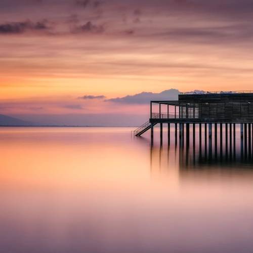 Dans cette scène minimaliste, le temps s’allonge pour laisser place aux nuances : les violets glissent sur l’eau, les jaunes effleurent l’horizon, et l’ombre des piliers s’étire comme un écho graphique. 

Le filtre ND adoucit les mouvements, lorsque dans le même temps le filtre GND assure une transition fluide entre le ciel et le lac, sans écraser les contrastes.

Une photographie ou tout repose sur la précision, la patience et le regard juste. 👏 @robert.freytag.landscapes 

📍Bregenz, Autriche 
📸 Nikon Z7
🎛️ f/8 • 30mm •20s •64ISO
🪟 ND 64 + 1 GND 

#teamkase #kasefiltersfrance #kaseglobal #kasefiltersglobal #longexposhots #longexposureshots #longexposurephotography #poselongue #gndfilters #kasendfilters #ndfilters 
@kaseglobal