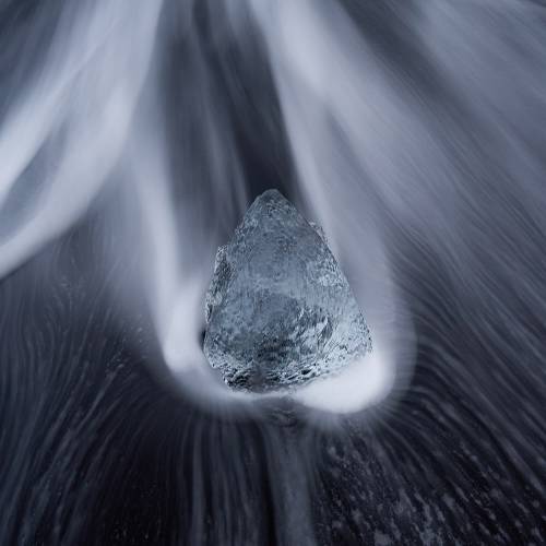 Avec un filtre polarisant, on ne se contente pas de réduire les reflets : on guide aussi le regard.

Sur cette photo, le filtre polarisant Kase permet de mieux révéler la matière de la glace, de limiter les reflets parasites sur l’eau et de renforcer la séparation entre le sujet et son environnement.

Résultat : une image plus lisible, plus propre et plus impactante dès la prise de vue.

Le temps de pose de 2’ apporte quant à lui du mouvement autour du bloc de glace, tout en conservant un sujet bien ancré dans l’image.

Un bon rappel que le filtre polarisant n’est pas utile uniquement en plein soleil : il peut aussi transformer une scène minimaliste en image beaucoup plus forte.

📸 @bearwoodsdavid 

#kasefiltersfrance #kaseglobal #kasepolarizingfilter #teamkase