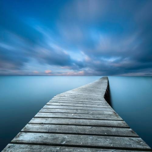 Laisser le temps filer pour transformer un paysage paisible en une scène onirique et dynamique. ✨
📸 @yannicklefevre_photographies
Sur les rives du lac de Sanguinet, cette pose très longue permet d’étirer la course des nuages pour créer ces lignes de fuite spectaculaires. Pour obtenir un tel lissage de l’eau et ce mouvement dans le ciel, il est indispensable de dépasser la limite habituelle des 30 secondes et d’utiliser un ND puissant, par exemple un ND1000.
La technique ? Passer en mode Bulb. Pour déclencher sans vibration sur d’aussi longues durées, l’utilisation d’une télécommande est essentielle. Si vous utilisez un boîtier hybride récent, vous pouvez également programmer votre temps de pose précis directement dans les menus de l’appareil. Avec la précision optique des filtres Kase, vous conservez une neutralité parfaite des couleurs, même sur des expositions de plusieurs minutes.
📍 Lac de Sanguinet, Gironde