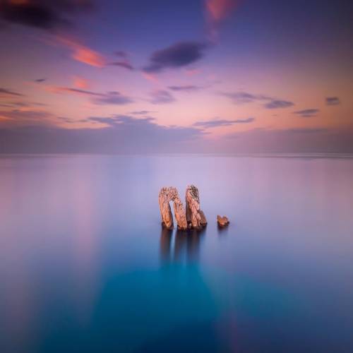 Une symphonie de douceur et de minimalisme sur les côtes sauvages de la Cantabrie. ✨

📸 Photo par @stefan_rodriguez_photographies

Pour obtenir ce rendu onirique où l’eau et le ciel semblent se fondre, la gestion de la lumière a été primordiale. L’utilisation d’un filtre ND64 a permis d’étendre le temps de pose à 120 secondes, lissant parfaitement la surface de l’océan pour ne laisser apparaître que cette arche rocheuse solitaire.

Le filtre dégradé GND 0.9 a, quant à lui, permis d’équilibrer l’exposition du ciel au crépuscule, préservant ainsi les nuances subtiles de rose et de violet sans boucher les ombres du premier plan. La clarté et la neutralité des filtres Kase garantissent ici un résultat fidèle aux couleurs naturelles de l’instant, sans aucune dérive chromatique malgré la longue exposition.

Et enfin le filtre CPL a permis d’atténuer le reflet sur l’eau.

📍 Liencres, Cantabria, Spain
🎛️ 120s • ISO 64
🪟 ND64 + GND 0.9 + CPL