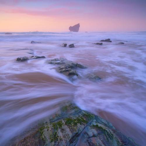 Grâce à l’association d’un filtre CPL et d’un ND8 Kase les reflets sont maîtrisés, les couleurs gagnent en  profondeur et le temps de pose révèle toute la douceur du ressac.

💠 le filtre CPL permet de réduire les reflets sur l’eau et de faire ressortir les détails des rochers

💠 le filtre ND8 permet d’allonger suffisamment le temps d’exposition pour créer ce voile soyeux.

Une combinaison simple mais redoutablement efficace pour sublimée vos paysages marins.

Et vous quelle est votre combinaison de filtres Kase préférée ?

📸 @oscarmcfotografia 

#cplfilter #nd8filter #kasefiltersfrance #kaseglobal