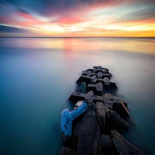 Terminer la journée sous le signe de la quiétude, face à l’immensité et aux couleurs vibrantes du lac Michigan. 🌅

📸 Photo par : @ryanjmarx

Cette composition capturée à Sheboygan illustre parfaitement la sérénité que peut apporter une pose longue maîtrisée. Le lissage de l’eau crée une base minimaliste qui laisse toute la place à la force des structures au premier plan et à la dynamique du ciel.

Pour une scène aussi contrastée, l’utilisation d’un filtre dégradé (GND) est indispensable. Il permet de compenser la forte luminosité de l’horizon au moment du coucher du soleil, tout en préservant les détails et la texture des blocs de béton au premier plan. Grâce à la qualité du verre optique Kase, on obtient une transition naturelle et une fidélité des couleurs absolue, sans compromis sur la netteté de l’image.

📍 Sheboygan 
🪟 ND64 + GND0.9 + CPL

✨ Prêt pour vos prochaines sorties ? Que ce soit pour affronter les embruns ou les froides lumières d’hiver, notre matériel est conçu pour vous accompagner avec fiabilité. Retrouvez l’ensemble de nos systèmes (magnétiques ou carrés) sur notre boutique en ligne pour sublimer vos paysages de 2026.

👉 Lien dans la bio pour découvrir la gamme.