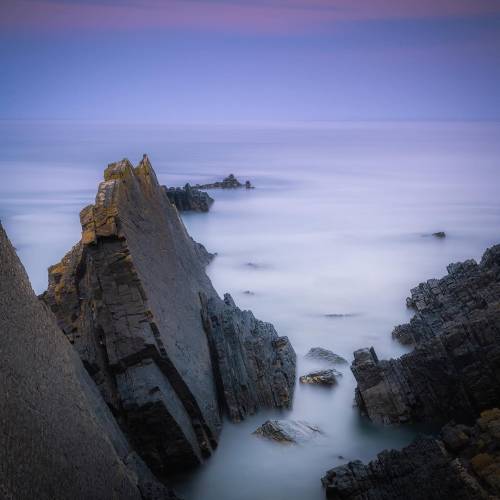 Quand le temps se fige pour laisser place à la sérénité pure sur les côtes sauvages du Devon. 🌊

📸 Photo par : @dougiepaine_photo 

Pour obtenir ce rendu onirique, la combinaison des filtres a été la clé. Le ND1000 a permis d’étendre la pose à plus de 4 minutes pour lisser l’océan, tandis que le GND 0.9 Soft a parfaitement équilibré l’exposition entre le ciel et les rochers. Le CPL, quant à lui, a permis de gérer les reflets et de renforcer les contrastes naturels de la roche.

Une démonstration parfaite de la précision du verre optique Kase pour conserver tout le piqué du capteur Nikon Z7.

📍 Hartland in North Devon 
📸 Nikon Z7 + Nikon 24-70 f/4 
🎛️ f/11 • 24mm • 250s • ISO 64 
🪟 CPL + ND1000 + GND 0.9 SOFT

🎁 OFFRE DE NOËL : DERNIERS JOURS ! Il n’est pas trop tard pour glisser l’excellence optique dans votre sac photo. Profitez de 10% de remise sur tout le site dès 100€ d’achat. L’occasion idéale pour passer au système magnétique ou compléter votre kit de filtres carrés !

👉 Lien dans la bio pour en profiter avant la fin d’année.